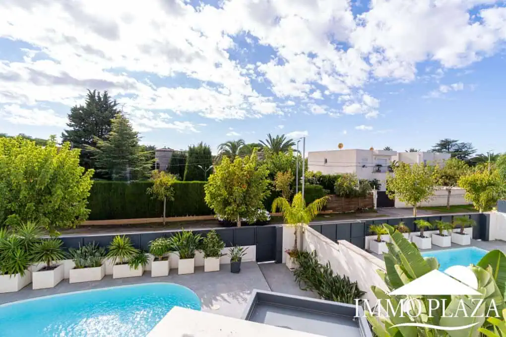 Beautiful modern villa built in 2022, close to the sea, town center, and inner harbor; 3 bedrooms, 2 bathrooms, garage, swimming pool, and jacuzzi.