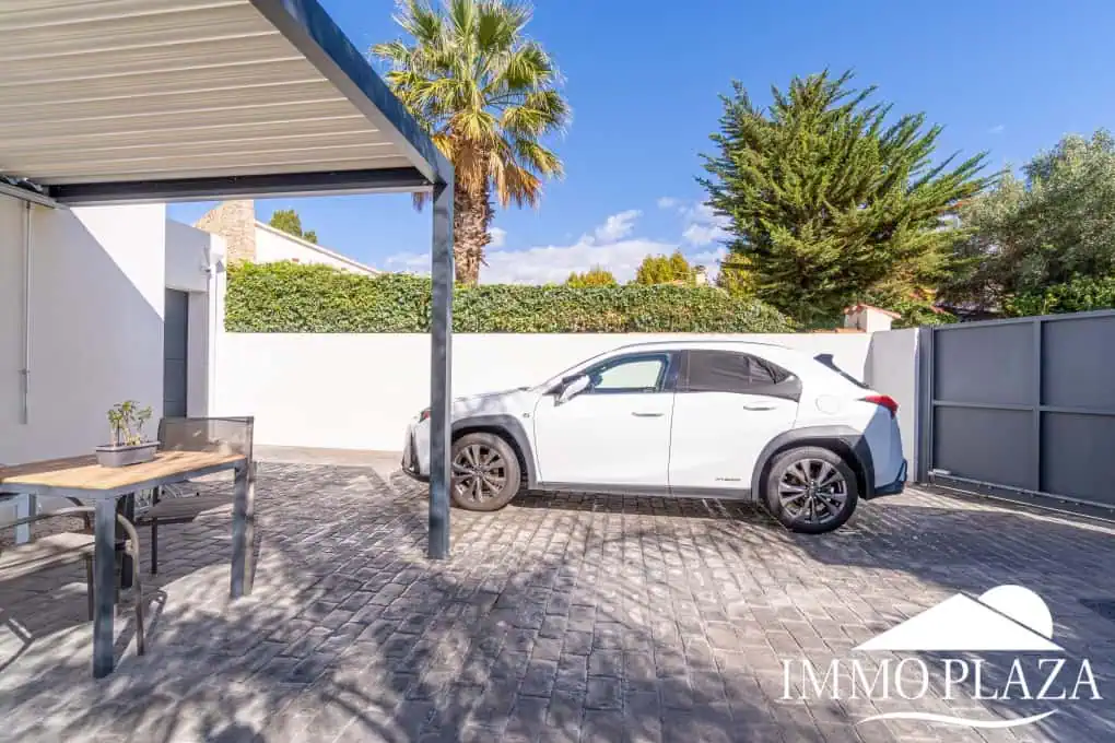 Beautiful modern villa built in 2022, close to the sea, town center, and inner harbor; 3 bedrooms, 2 bathrooms, garage, swimming pool, and jacuzzi.