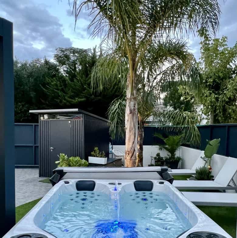 Beautiful modern villa built in 2022, close to the sea, town center, and inner harbor; 3 bedrooms, 2 bathrooms, garage, swimming pool, and jacuzzi.