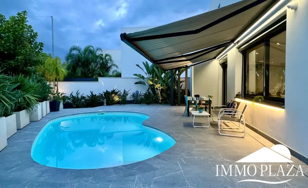 Beautiful modern villa built in 2022, close to the sea, town center, and inner harbor; 3 bedrooms, 2 bathrooms, garage, swimming pool, and jacuzzi.