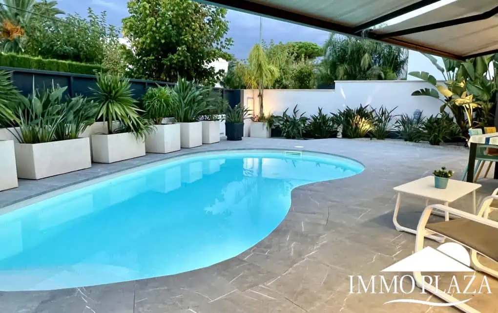 Beautiful modern villa built in 2022, close to the sea, town center, and inner harbor; 3 bedrooms, 2 bathrooms, garage, swimming pool, and jacuzzi.