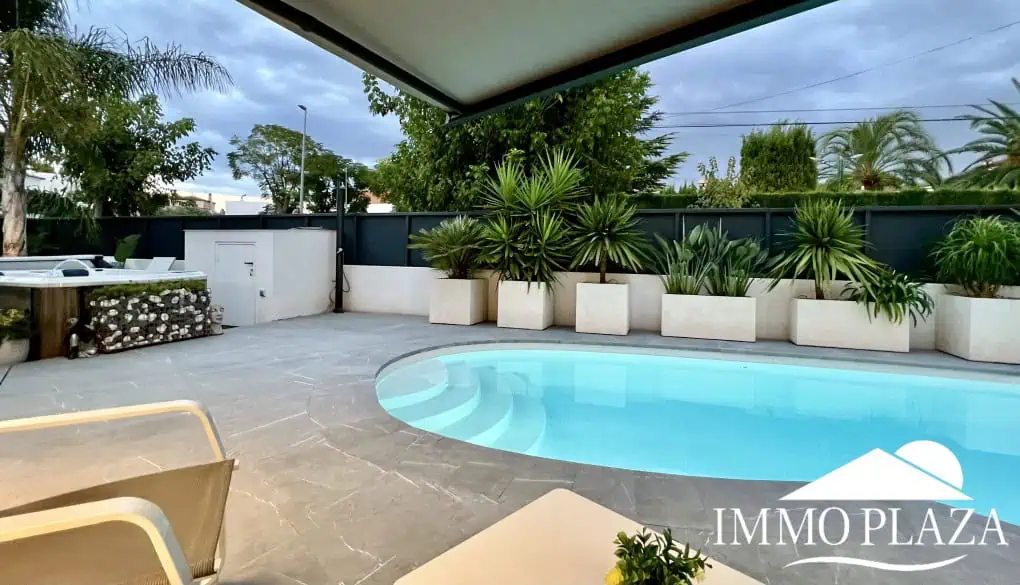 Beautiful modern villa built in 2022, close to the sea, town center, and inner harbor; 3 bedrooms, 2 bathrooms, garage, swimming pool, and jacuzzi.