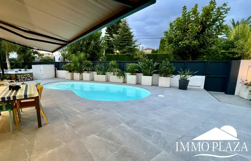 Beautiful modern villa built in 2022, close to the sea, town center, and inner harbor; 3 bedrooms, 2 bathrooms, garage, swimming pool, and jacuzzi.