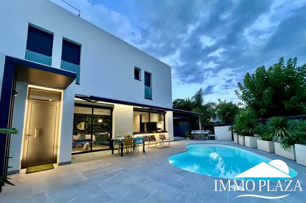 Beautiful modern villa built in 2022, close to the sea, town center, and inner harbor; 3 bedrooms, 2 bathrooms, garage, swimming pool, and jacuzzi.