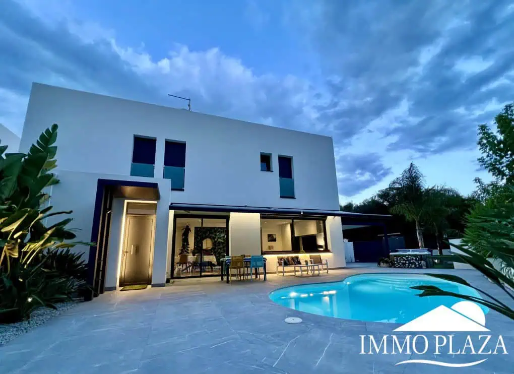 Beautiful modern villa built in 2022, close to the sea, town center, and inner harbor; 3 bedrooms, 2 bathrooms, garage, swimming pool, and jacuzzi.