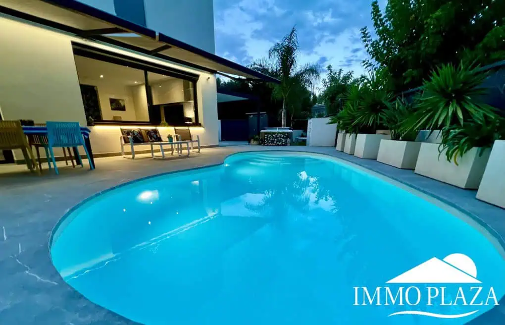 Beautiful modern villa built in 2022, close to the sea, town center, and inner harbor; 3 bedrooms, 2 bathrooms, garage, swimming pool, and jacuzzi.