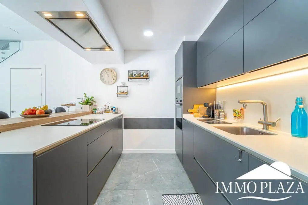 Beautiful modern villa built in 2022, close to the sea, town center, and inner harbor; 3 bedrooms, 2 bathrooms, garage, swimming pool, and jacuzzi.