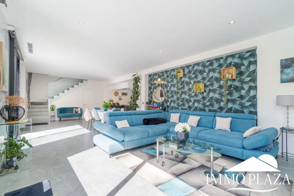 Beautiful modern villa built in 2022, close to the sea, town center, and inner harbor; 3 bedrooms, 2 bathrooms, garage, swimming pool, and jacuzzi.
