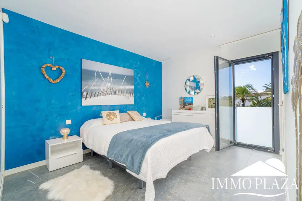 Beautiful modern villa built in 2022, close to the sea, town center, and inner harbor; 3 bedrooms, 2 bathrooms, garage, swimming pool, and jacuzzi.
