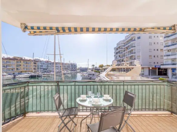 Modern apartament (109 m²) amb llicència de lloguer; 3 dormitoris, 2 banys, 2 terrasses, aparcament comunitari i solàrium!