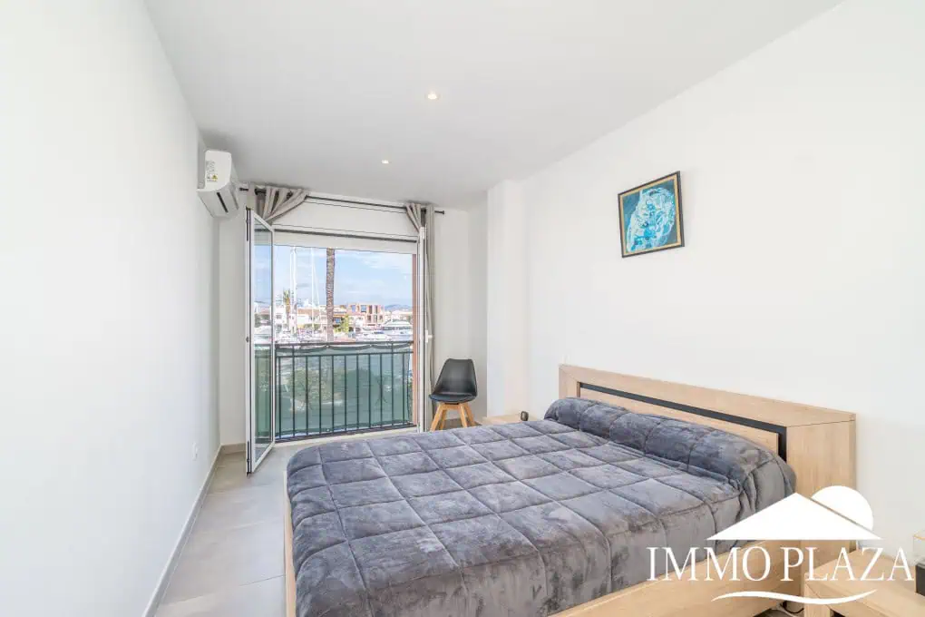 Spacious modern flat with Tourist Licence (109m²) at the harbor; 3 beds, 2 baths, 2 terraces, comunal parking & solarium!