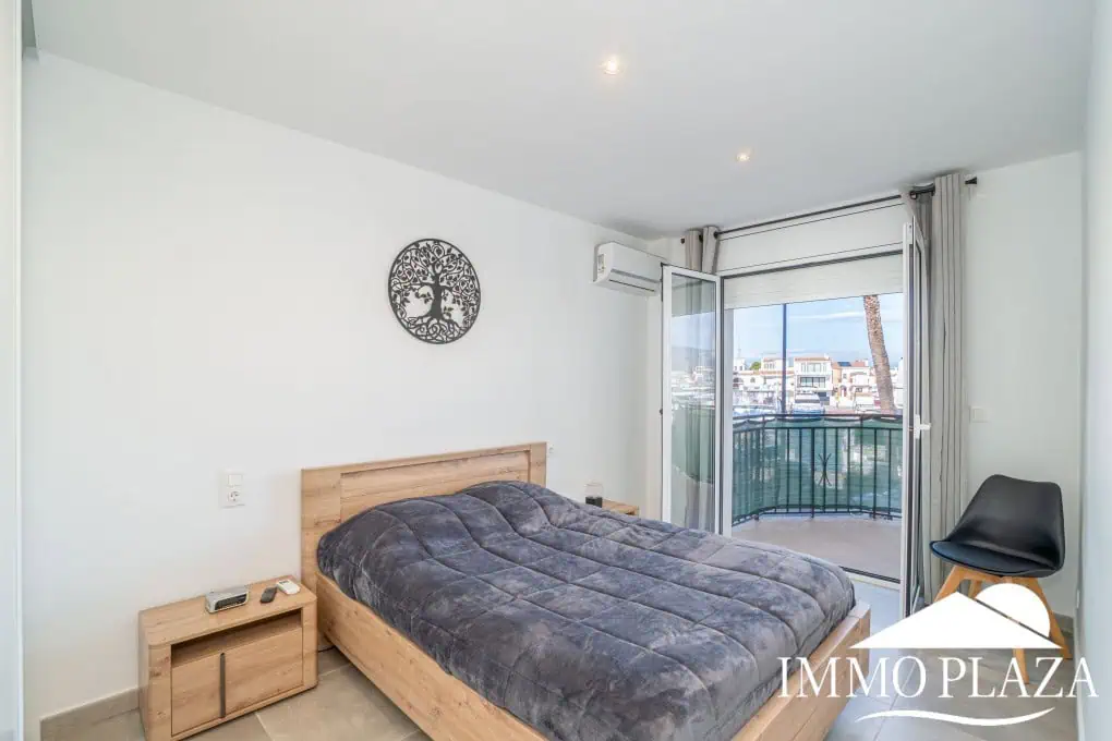 Spacious modern flat with Tourist Licence (109m²) at the harbor; 3 beds, 2 baths, 2 terraces, comunal parking & solarium!