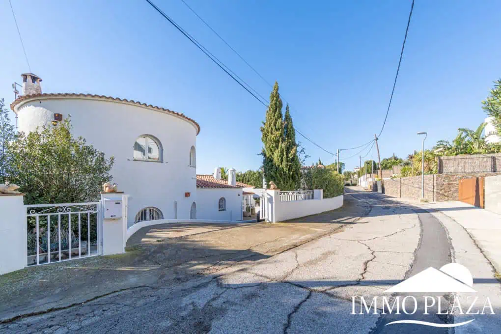 Beautiful villa with fantastic sea views, 4 bedrooms, 3 bathrooms, swimming pool, sauna and a spacious garage – Roses
