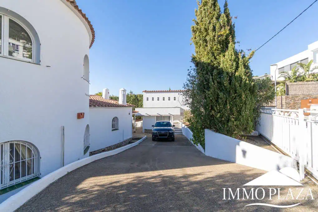Beautiful villa with fantastic sea views, 4 bedrooms, 3 bathrooms, swimming pool, sauna and a spacious garage – Roses