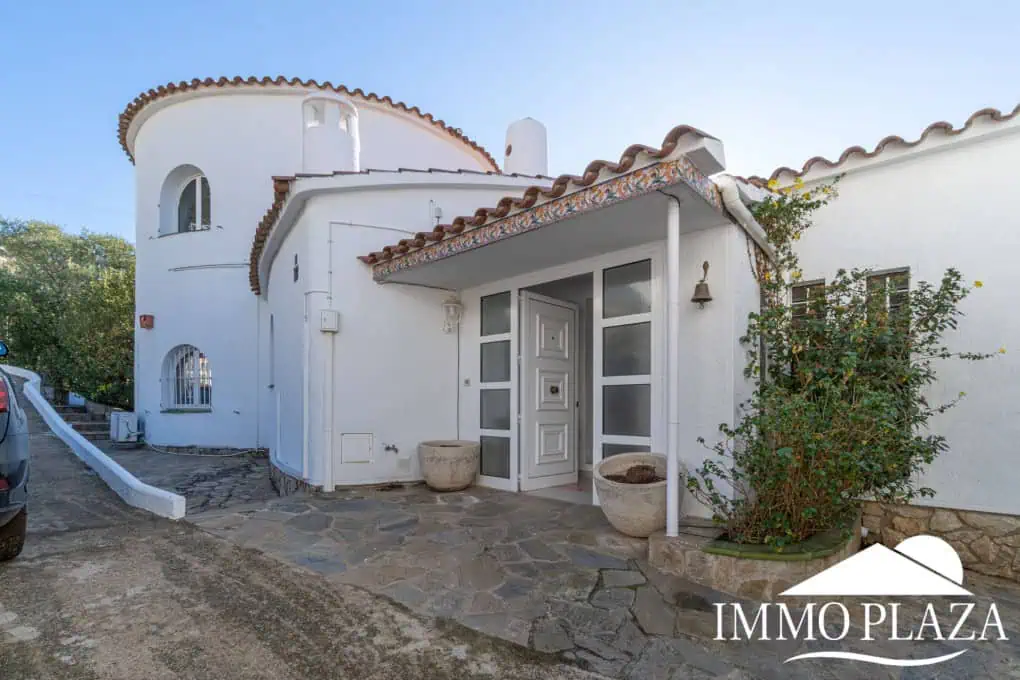 Beautiful villa with fantastic sea views, 4 bedrooms, 3 bathrooms, swimming pool, sauna and a spacious garage – Roses