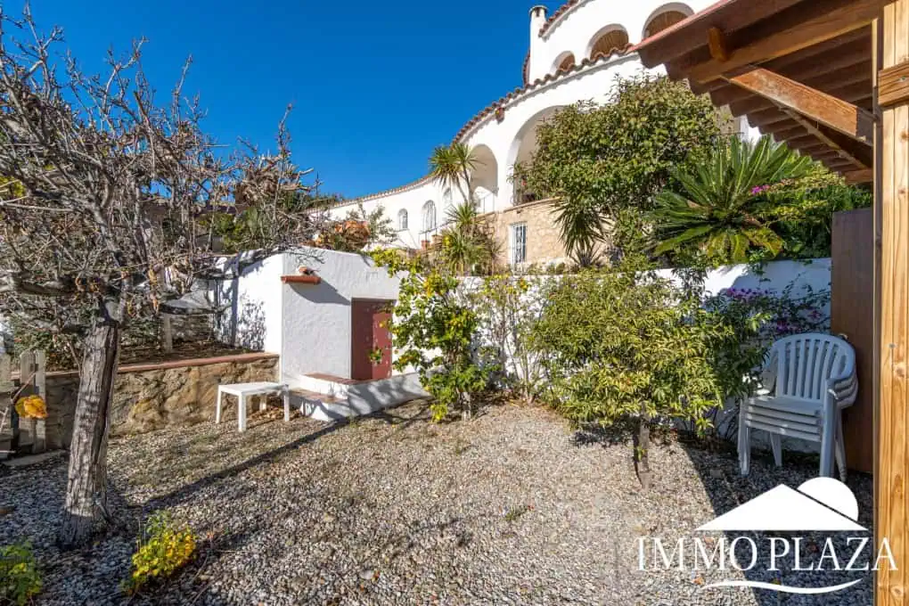 Beautiful villa with fantastic sea views, 4 bedrooms, 3 bathrooms, swimming pool, sauna and a spacious garage – Roses