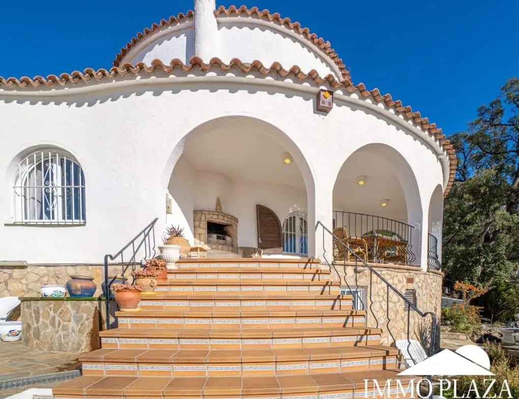 Beautiful villa with fantastic sea views, 4 bedrooms, 3 bathrooms, swimming pool, sauna and a spacious garage – Roses