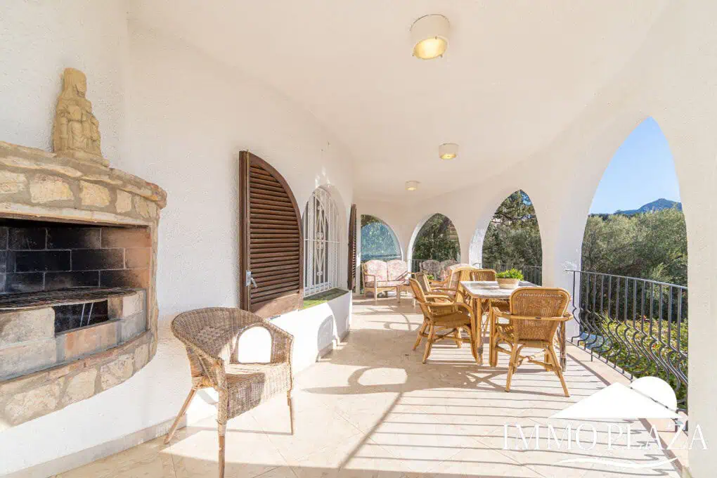 Beautiful villa with fantastic sea views, 4 bedrooms, 3 bathrooms, swimming pool, sauna and a spacious garage – Roses