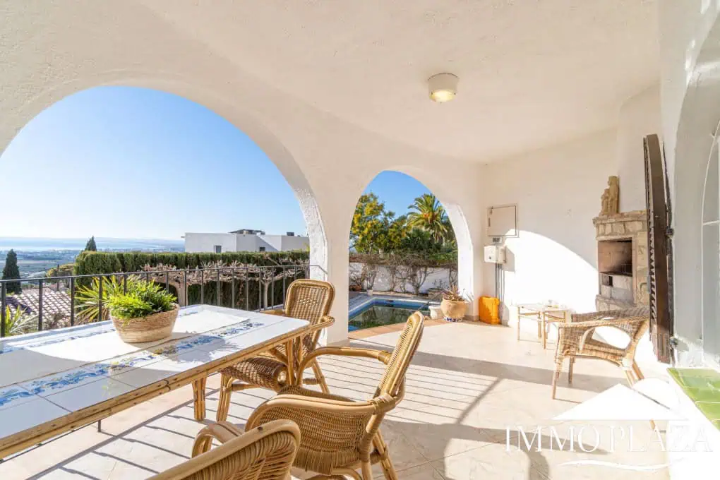Beautiful villa with fantastic sea views, 4 bedrooms, 3 bathrooms, swimming pool, sauna and a spacious garage – Roses