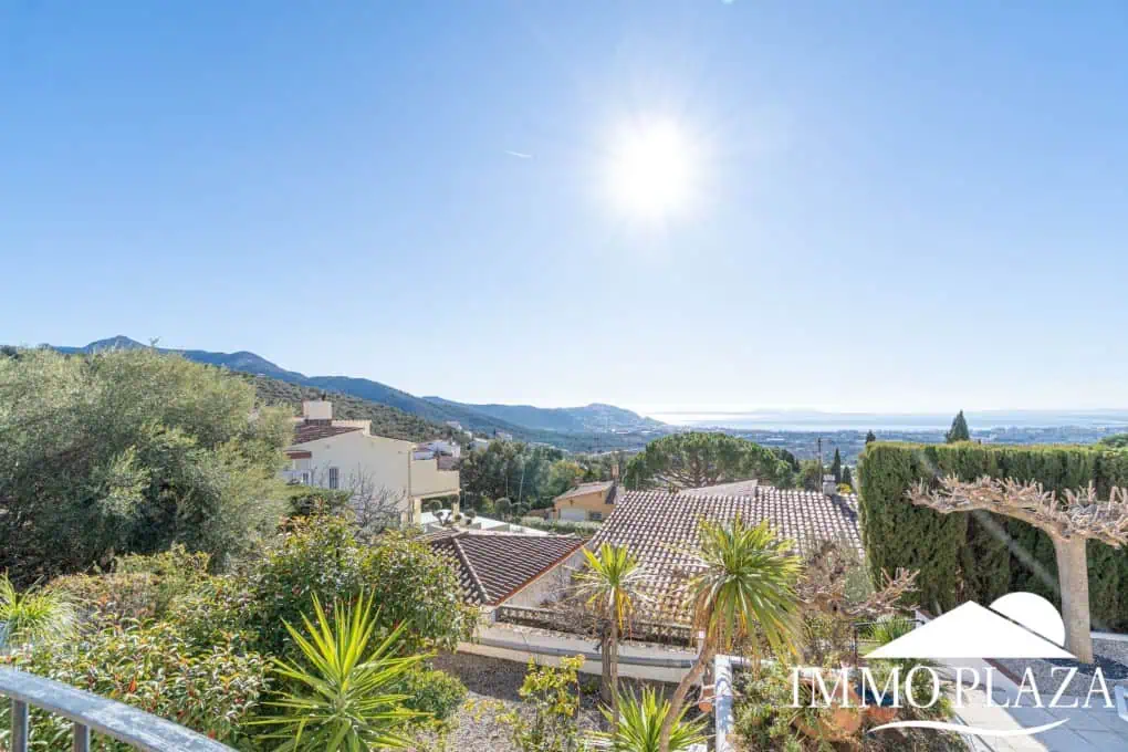 Beautiful villa with fantastic sea views, 4 bedrooms, 3 bathrooms, swimming pool, sauna and a spacious garage – Roses