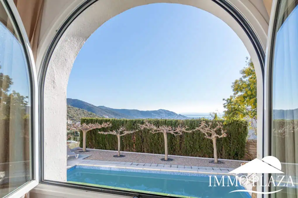 Beautiful villa with fantastic sea views, 4 bedrooms, 3 bathrooms, swimming pool, sauna and a spacious garage – Roses