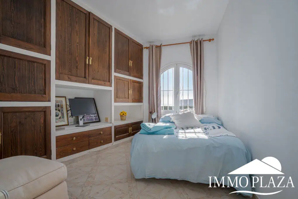 Beautiful villa with fantastic sea views, 4 bedrooms, 3 bathrooms, swimming pool, sauna and a spacious garage – Roses