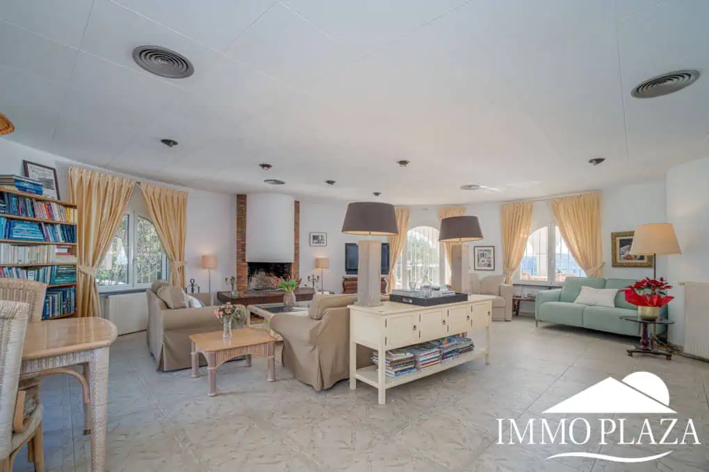 Beautiful villa with fantastic sea views, 4 bedrooms, 3 bathrooms, swimming pool, sauna and a spacious garage – Roses