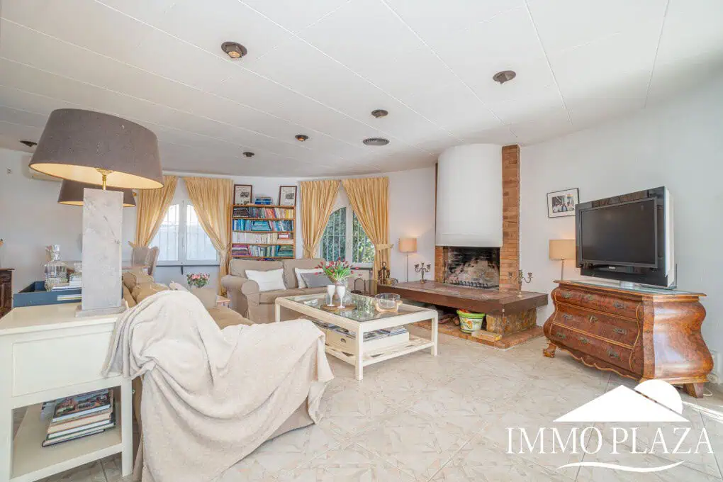 Beautiful villa with fantastic sea views, 4 bedrooms, 3 bathrooms, swimming pool, sauna and a spacious garage – Roses