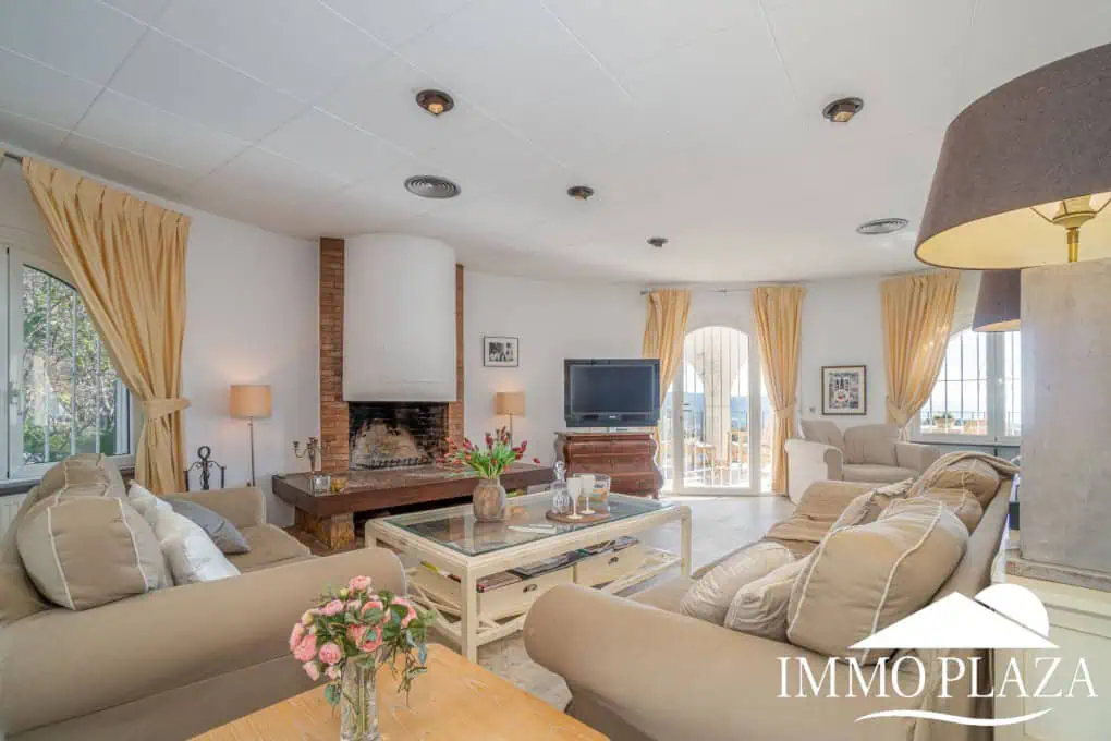 Beautiful villa with fantastic sea views, 4 bedrooms, 3 bathrooms, swimming pool, sauna and a spacious garage – Roses