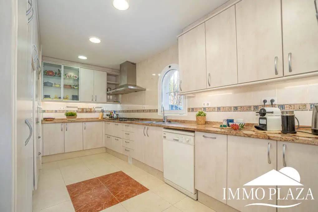 Beautiful villa with fantastic sea views, 4 bedrooms, 3 bathrooms, swimming pool, sauna and a spacious garage – Roses