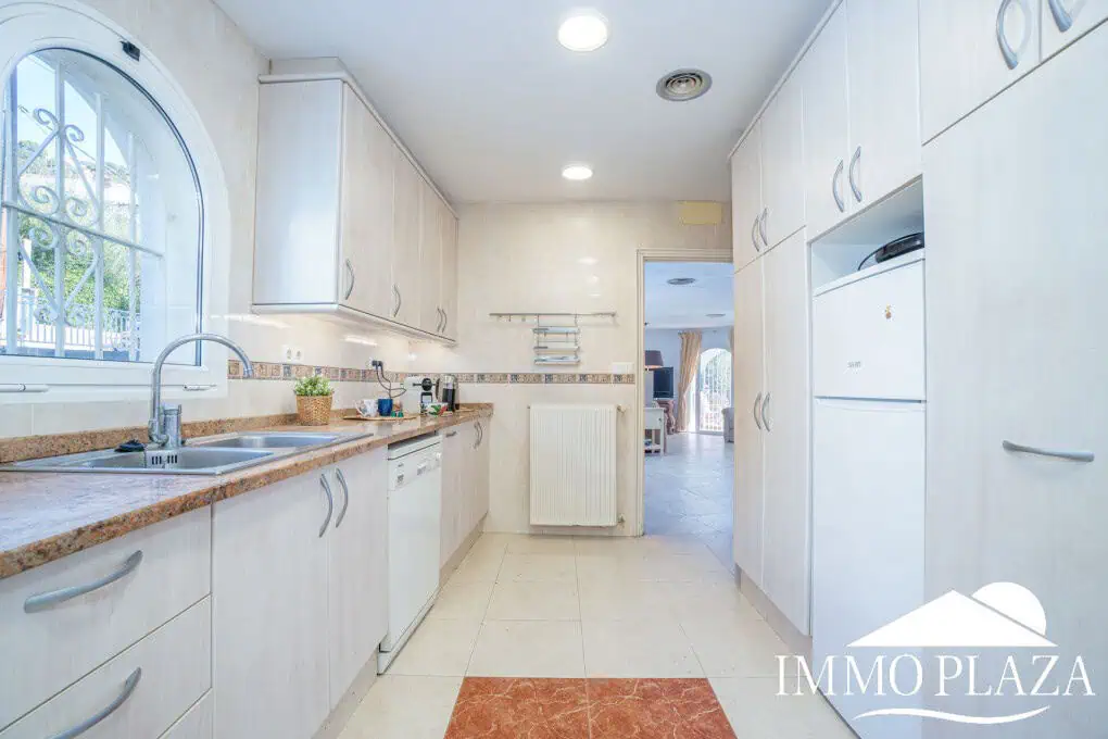 Beautiful villa with fantastic sea views, 4 bedrooms, 3 bathrooms, swimming pool, sauna and a spacious garage – Roses