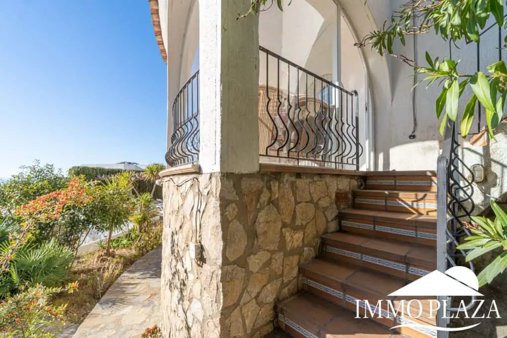 Beautiful villa with fantastic sea views, 4 bedrooms, 3 bathrooms, swimming pool, sauna and a spacious garage – Roses