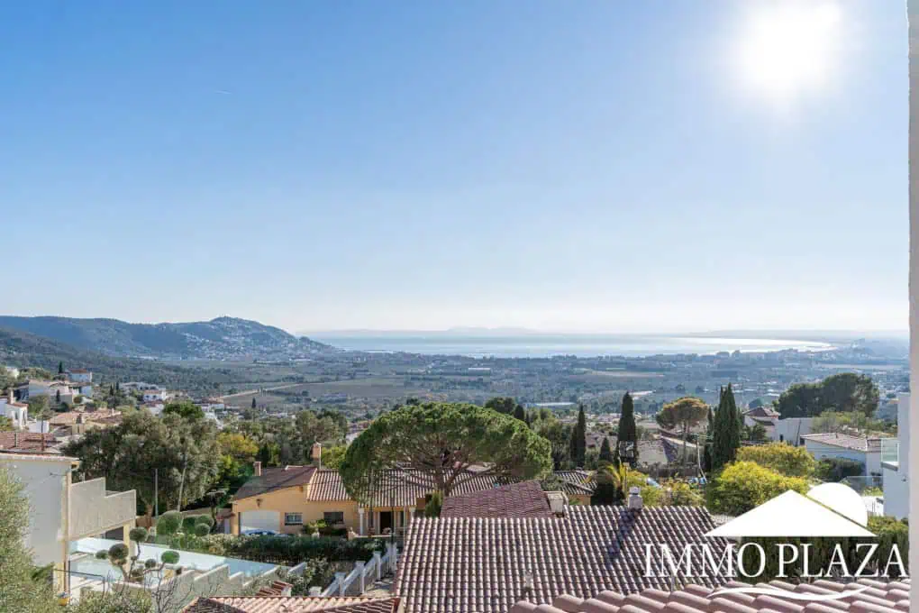 Beautiful villa with fantastic sea views, 4 bedrooms, 3 bathrooms, swimming pool, sauna and a spacious garage – Roses