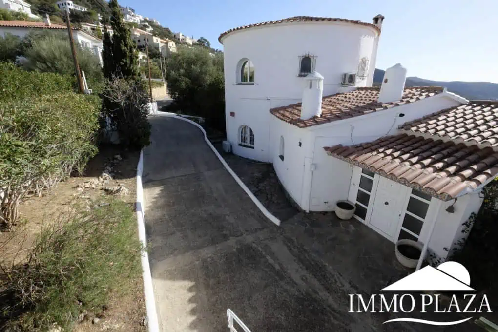 Beautiful villa with fantastic sea views, 4 bedrooms, 3 bathrooms, swimming pool, sauna and a spacious garage – Roses