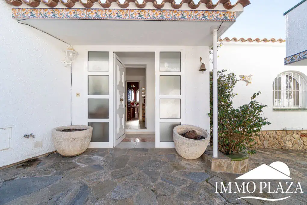 Beautiful villa with fantastic sea views, 4 bedrooms, 3 bathrooms, swimming pool, sauna and a spacious garage – Roses