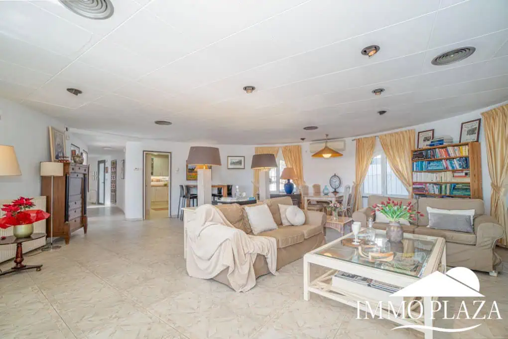 Beautiful villa with fantastic sea views, 4 bedrooms, 3 bathrooms, swimming pool, sauna and a spacious garage – Roses