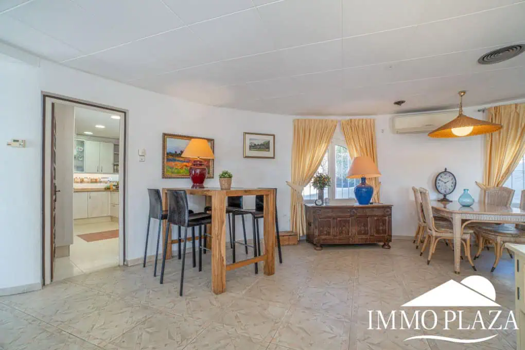 Beautiful villa with fantastic sea views, 4 bedrooms, 3 bathrooms, swimming pool, sauna and a spacious garage – Roses