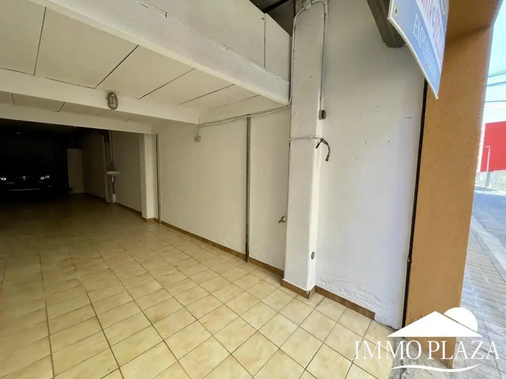 Large garage – storage room – workshop (51m2) with connection electricity and water – center of Rosas – Costa Brava north