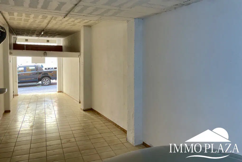 Large garage – storage room – workshop (51m2) with connection electricity and water – center of Rosas – Costa Brava north