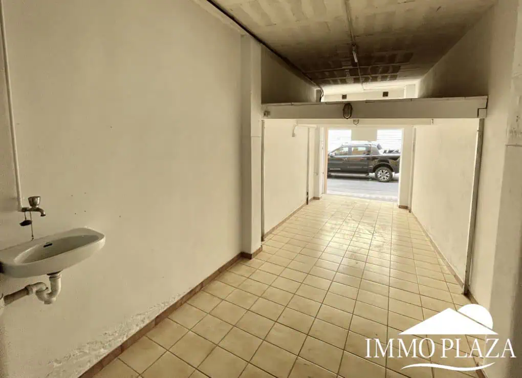Large garage – storage room – workshop (51m2) with connection electricity and water – center of Rosas – Costa Brava north