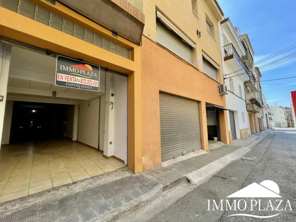 Large garage – storage room – workshop (51m2) with connection electricity and water – center of Rosas – Costa Brava north