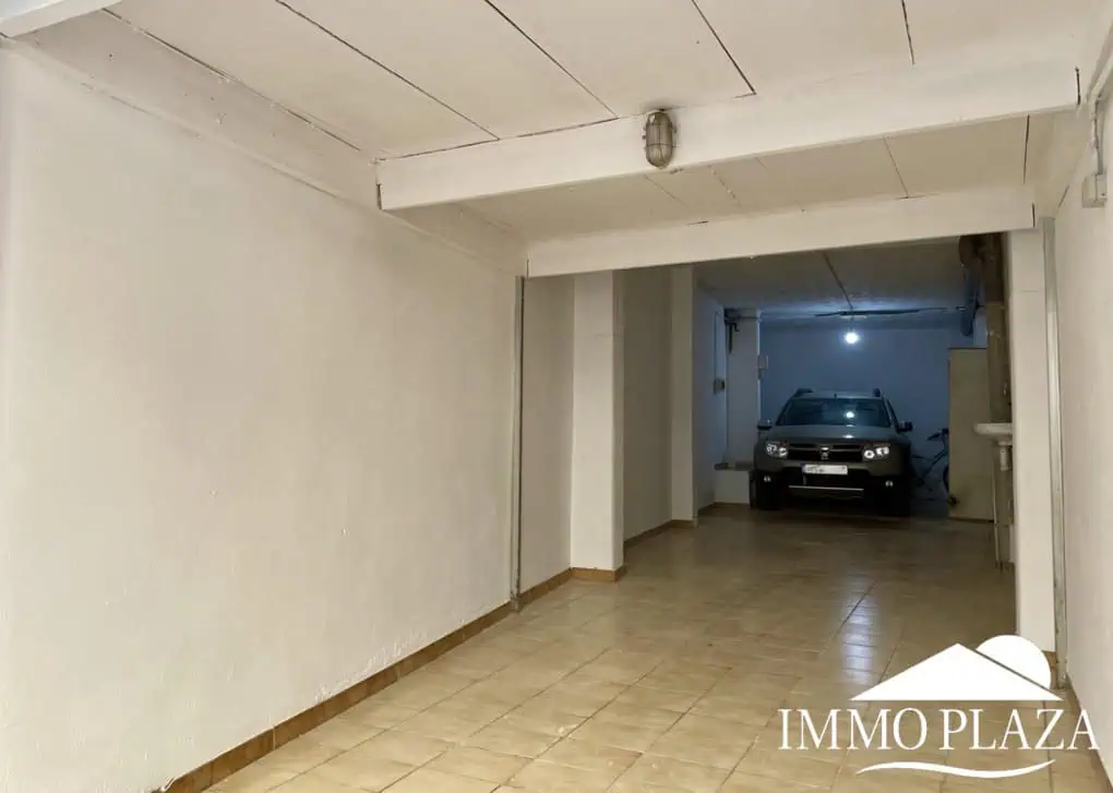 Large garage – storage room – workshop (51m2) with connection electricity and water – center of Rosas – Costa Brava north