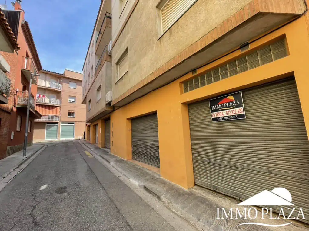 Large garage – storage room – workshop (51m2) with connection electricity and water – center of Rosas – Costa Brava north