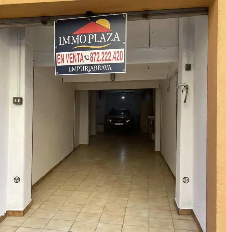 Large garage – storage room – workshop (51m2) with connection electricity and water – center of Rosas – Costa Brava north