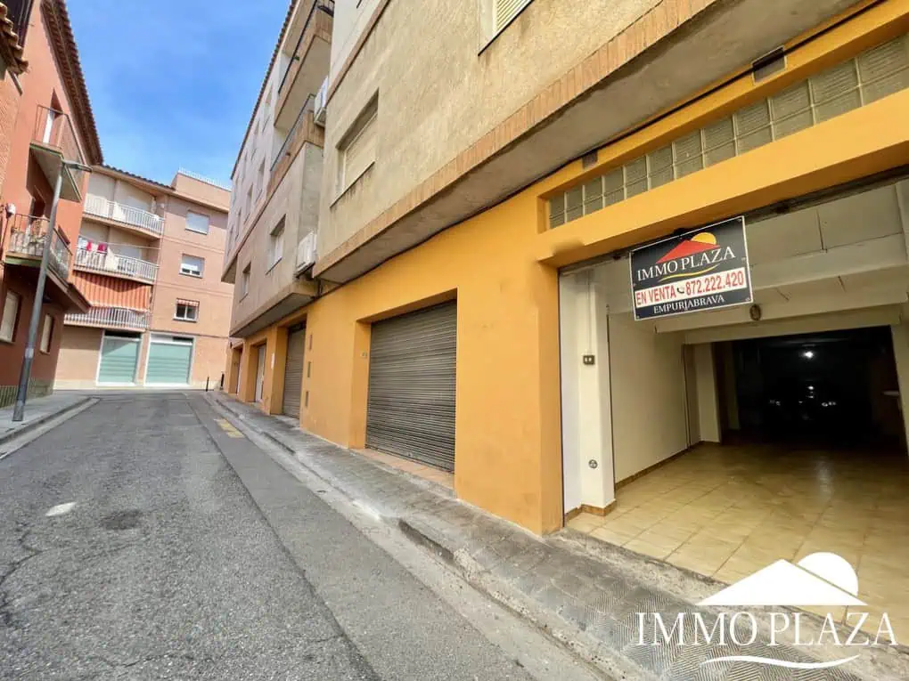 Large garage – storage room – workshop (51m2) with connection electricity and water – center of Rosas – Costa Brava north
