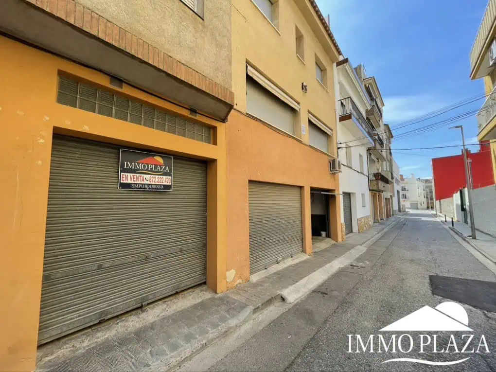 Large garage – storage room – workshop (51m2) with connection electricity and water – center of Rosas – Costa Brava north