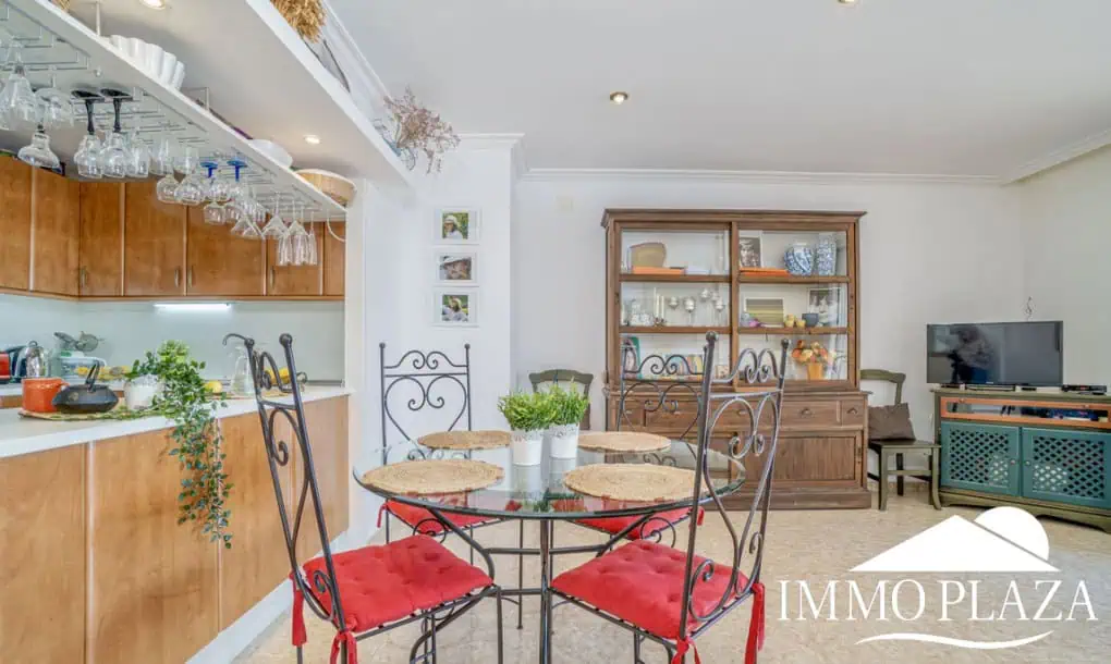 Comfortable apartment with tourist license, lake view, 2 bedrooms, 2 bathrooms, optional private garage, 2 swimming pools and garden