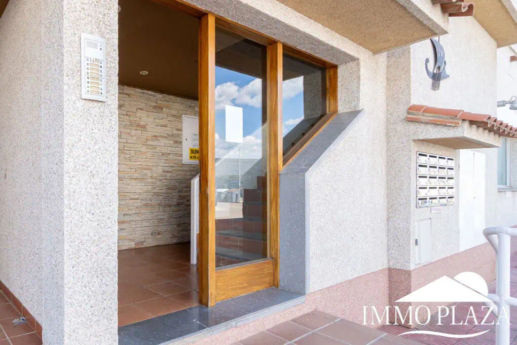 Comfortable apartment with tourist license, lake view, 2 bedrooms, 2 bathrooms, optional private garage, 2 swimming pools and garden