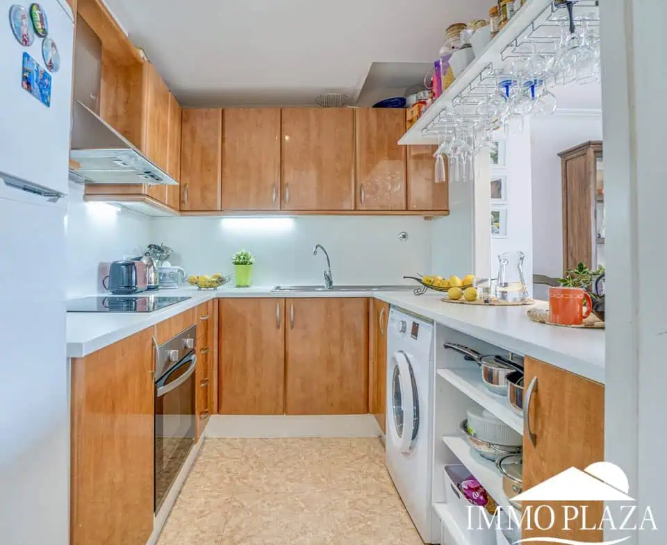 Comfortable apartment with tourist license, lake view, 2 bedrooms, 2 bathrooms, optional private garage, 2 swimming pools and garden