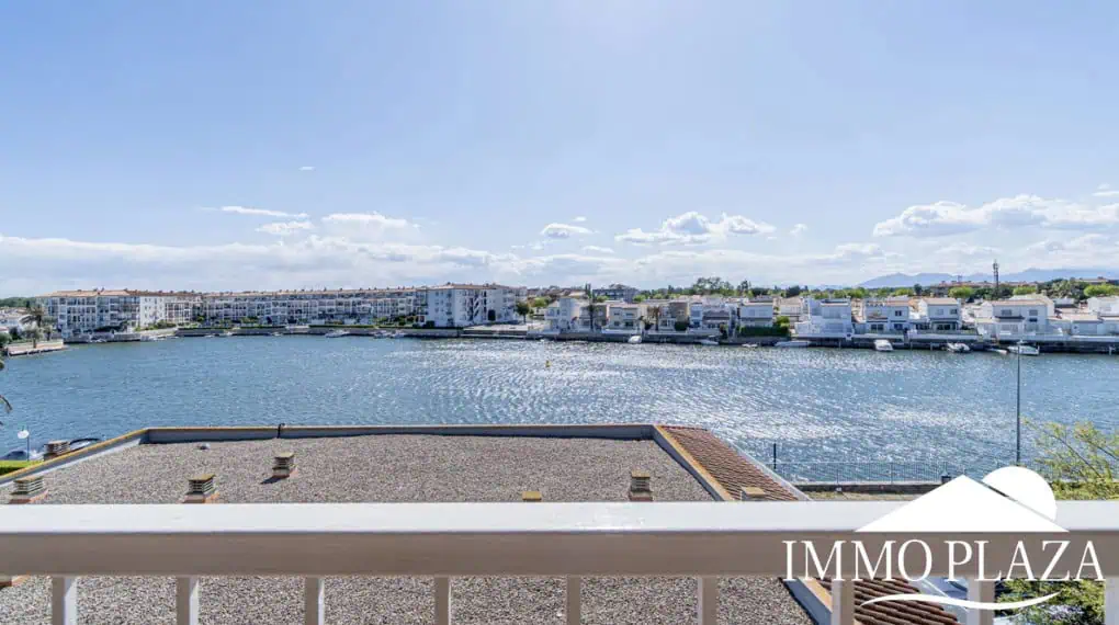 Comfortable apartment with tourist license, lake view, 2 bedrooms, 2 bathrooms, optional private garage, 2 swimming pools and garden